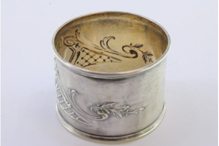 Argola de guardanapo em prata com motivos florais relevados e cartela para monograma.